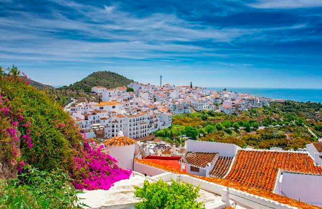 Vue des hauteurs sur une magnifique ville d'Andalousie