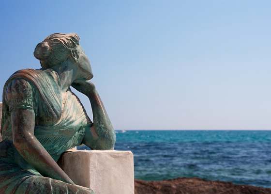 femme regardant la mer Torrevieja