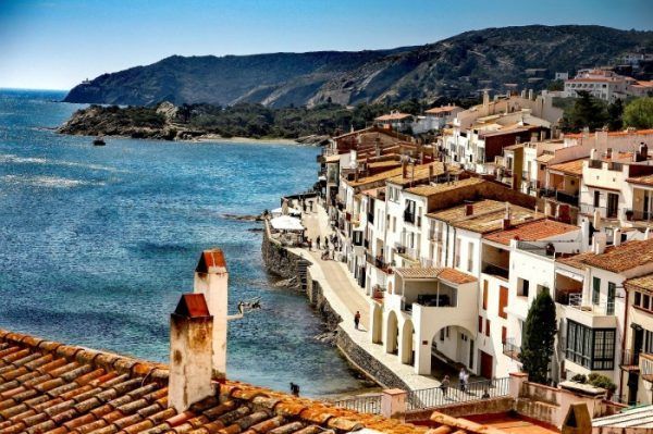 Village avec des maisons blanches vue sur mer en Espagne
