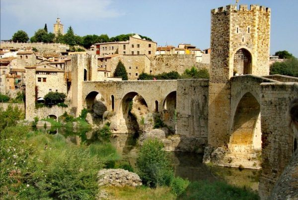 village en pierre avec un pont
