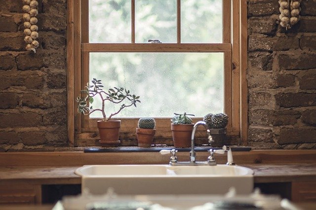 Fenêtres d'une cuisine en pierres et bois